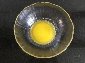 9.接着来做泡芙，将泡芙配方中的黄油放进微波炉高火叮一分钟融化成液体，也可以隔热水融化，随自己方便哈；