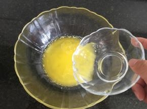 10.倒入水搅拌均匀；
