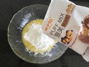 11.倒入易小焙泡芙预拌粉，搅拌均匀后用电动打蛋器搅打2分钟；