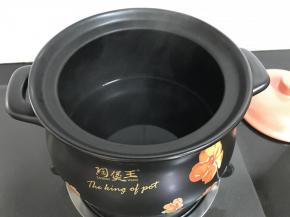 砂锅中加适量水。