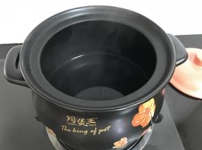 砂锅中加适量水。