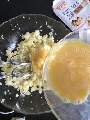 12.分3次加入全蛋液，每次都要搅打均匀完全融合后再继续加蛋液，全部搅打均匀后用电动打蛋器高速搅打5分钟至面糊非常浓稠状态；