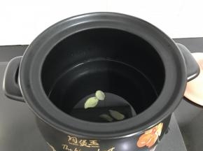 放入姜片煮开。