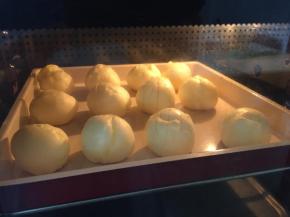 13.将面糊装入裱花袋挤出一个个小面团或者直接用勺子舀，面团与面团直接要空出2-3厘米左右的空间，以免膨胀后粘在一起，放进预热好的烤箱，中层上下火，先200度烤10分钟至面团完全膨胀，然后180度继续烤18分钟左右至表面呈棕黄色即可；