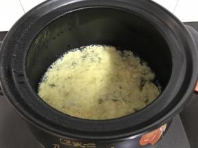 把打散的鸡蛋倒入砂锅中，搅散。