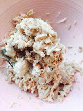 关于沙拉酱的量，搅拌后，鱼肉抱团即可，加入甜玉米粒，因为选用的是矿泉水浸的鱼肉，所以加一点点盐调味