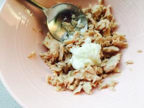 金枪鱼肉中加入沙拉酱，搅拌均匀