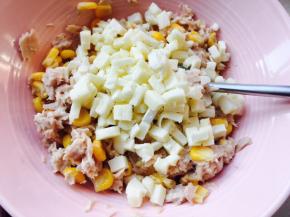 放入马苏里拉奶酪，搅拌均匀就可以了