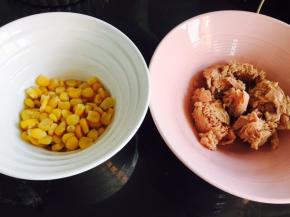 二发过程中，准备馅料，甜玉米粒于金枪鱼肉，分别沥干水份