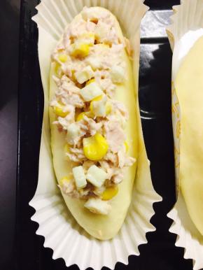 将之前准备好的馅料放置于化口子的位置