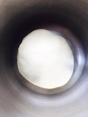 后油法，除黄油外其他材料揉成团，放入黄油揉出手摸