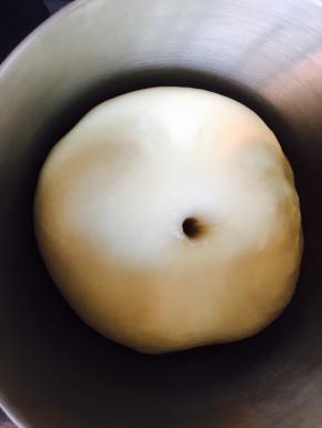 发酵一个小时，体积发酵至两倍大，手沾干粉按一下，不回缩，不塌陷即可