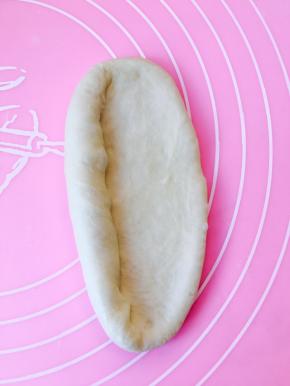 这次选用了船型纸膜，所以将面团侧卷