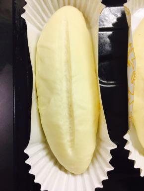 二发结束后，面团中间割一道长口子，不要太深