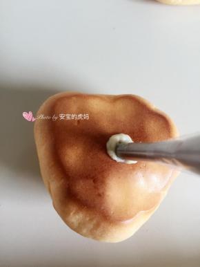 14.烤好的泡芙冷却后，就可以将卡仕达酱用泡芙嘴挤入泡芙内里。