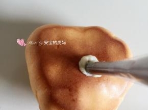 14.烤好的泡芙冷却后，就可以将卡仕达酱用泡芙嘴挤入泡芙内里。