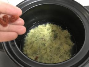 再把枸杞放入，再次煮开后即可熄火。