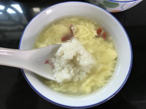 出锅后把蛋羹冲入酒酿中就好了。