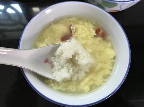 出锅后把蛋羹冲入酒酿中就好了。