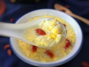 味道可口，益气生津的酒酿蛋羹。