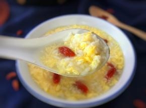 味道可口，益气生津的酒酿蛋羹。