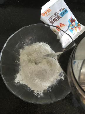 2.将沸水倒进去，拌均匀至无干粉，等待冷却；