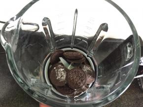 3.奥利奥饼干去掉夹心放进料理机；