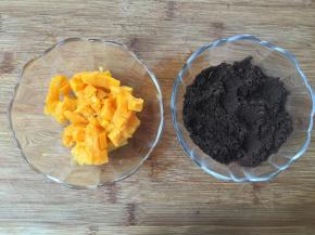 6.芒果肉切小块备用；