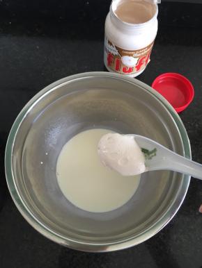 7.淡奶油中加入fluff棉花糖再打发，这个棉花糖有自己的香味，并且能增加奶油霜的稳定性，非常适合夏天用；