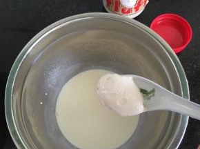 7.淡奶油中加入fluff棉花糖再打发，这个棉花糖有自己的香味，并且能增加奶油霜的稳定性，非常适合夏天用；