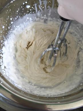 8.打发至可以保持纹路即可，包上保鲜膜放进冰箱冷藏备用；