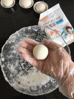 9.带上一次性手套将冷却好的面团搓成6个差不多大小的圆球；