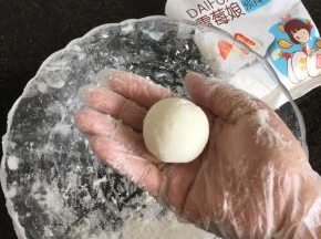 9.带上一次性手套将冷却好的面团搓成6个差不多大小的圆球；