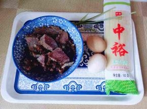 准备食材: 牛肉我选用的是熟的酱牛肉，如果新鲜的牛肉也可以的，那就要提前把牛肉炖熟。