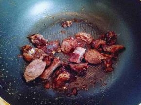 锅中加入少量油，油温7成时加入切好的牛肉小火煸炒，加入生抽调味即可出锅。(如果生的牛肉不要采用这个做法哈！)