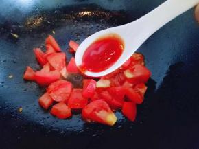 将番茄干净，切小块，锅中加入适量油，油温5成时加入切好的番茄煸炒，炒软是加入一勺番茄酱继续小火翻炒。
