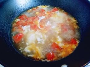 烧开后，先打入鸡蛋，做荷包蛋，把鸡蛋敲斤锅里，不要动，待鸡蛋成形时再用鞭子稍做铲动。