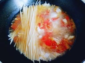 加入画面，大火将面煮熟。