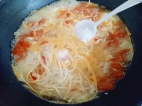 面熟出锅前调味。(可以按个人口味调味。)