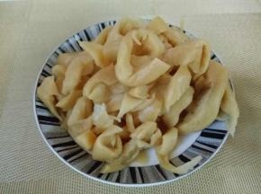 萝卜干，(超市买的袋装的，将萝卜干取出包装，用清水冲洗，之后冷水泡30分钟。)