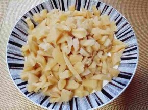 泡好的萝卜干，淋干水份，切小块。