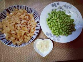 毛豆提前剥好哒！洗干净，淋干水份，蒜去皮，切碎。