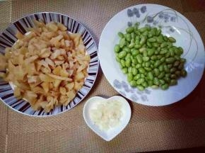 毛豆提前剥好哒！洗干净，淋干水份，蒜去皮，切碎。