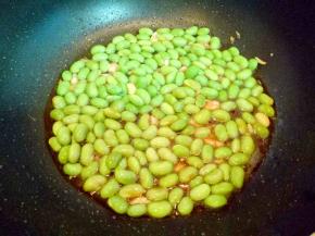 加入少量水，将毛豆烧熟(毛豆一定要烧熟后再吃哦)