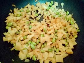 毛豆炒熟后，加入切好的萝卜干煸炒。