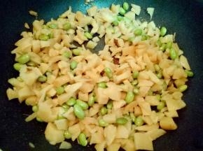 毛豆炒熟后，加入切好的萝卜干煸炒。