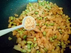 再加一勺熟芝麻(不喜欢的可以不加)