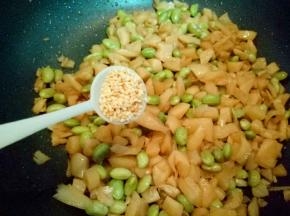 再加一勺熟芝麻(不喜欢的可以不加)