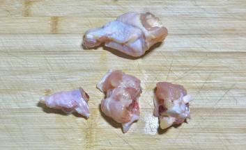 鸡翅剁成三段，选择鲜鸡翅，不要冷冻的