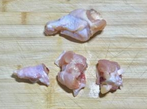 鸡翅剁成三段，选择鲜鸡翅，不要冷冻的